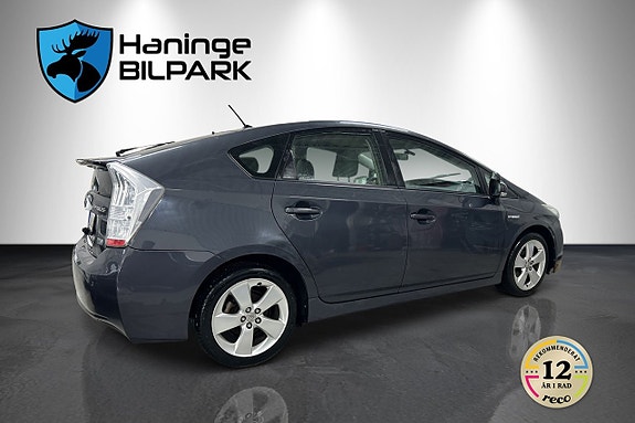 Toyota Prius 5 of 16