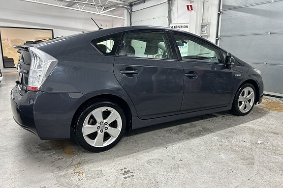 Toyota Prius 5 of 16