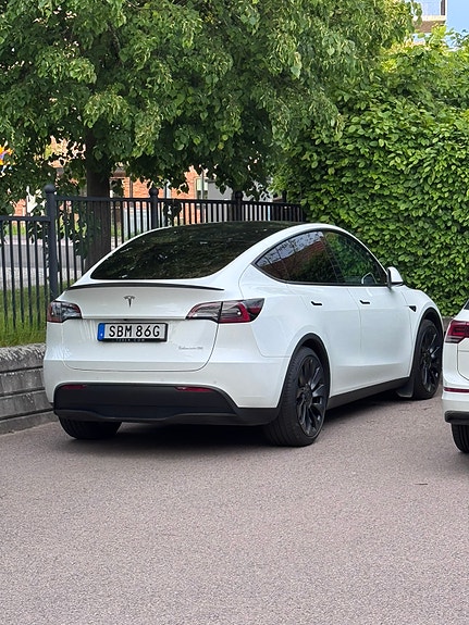 Tesla Model Y 3 of 6