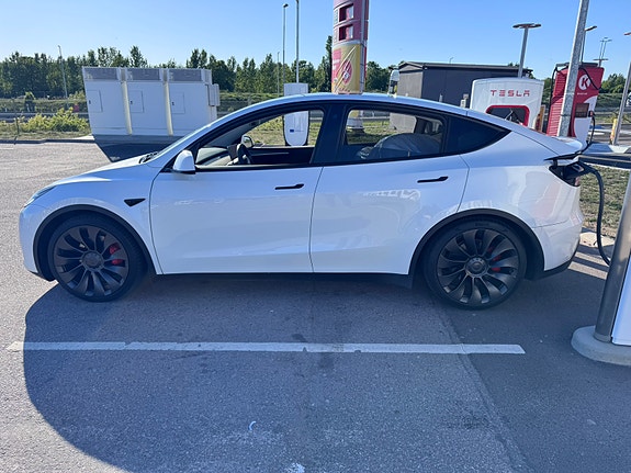 Tesla Model Y 4 of 6