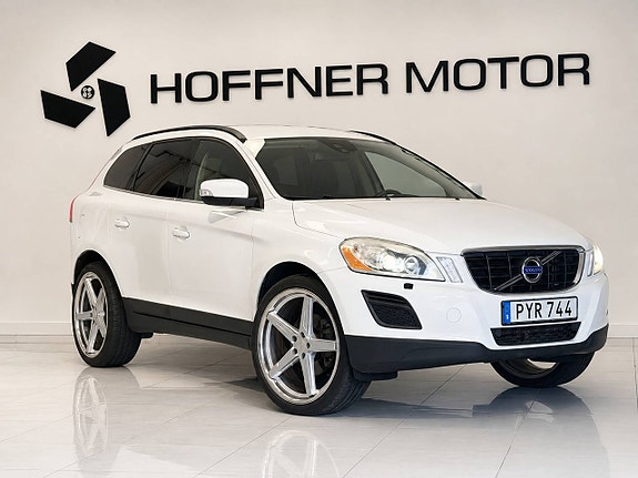 Volvo XC60 2 of 15