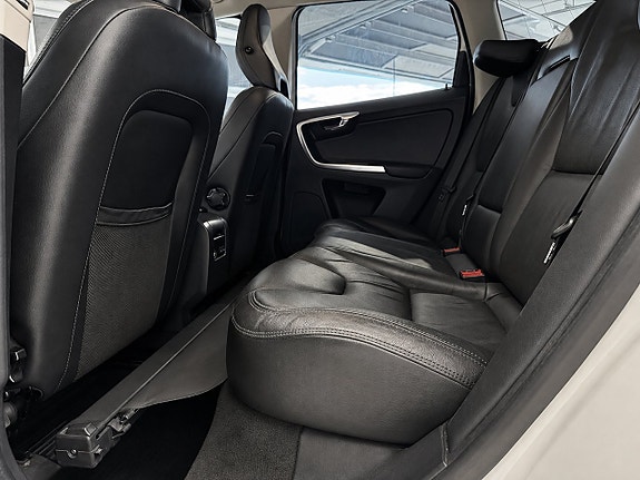 Volvo XC60 10 of 15
