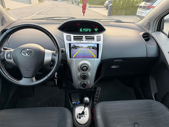 Toyota Yaris 9 of 11
