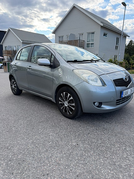 Toyota Yaris 2 of 11