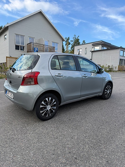 Toyota Yaris 3 of 11