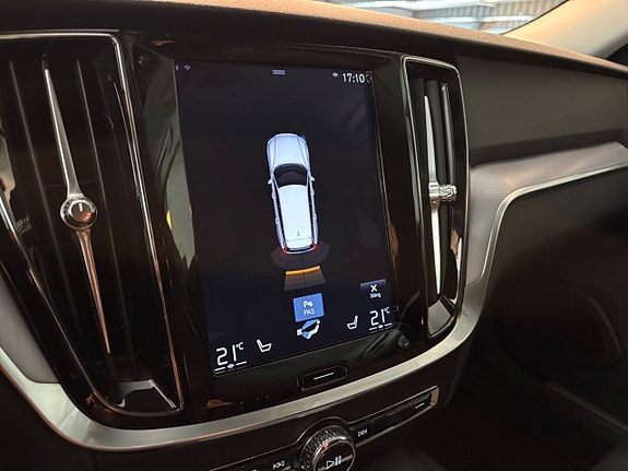 Volvo V60 Cross Country 7 of 12