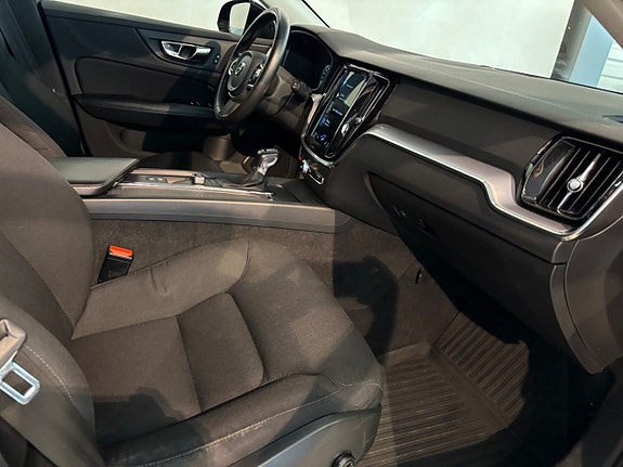 Volvo V60 Cross Country 9 of 12