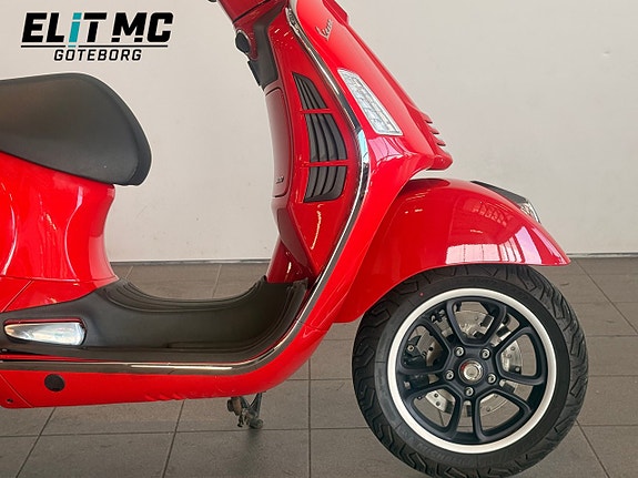 Piaggio Vespa GTS 5 of 21