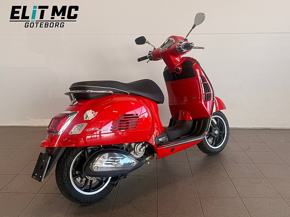 Piaggio Vespa GTS 7 of 21