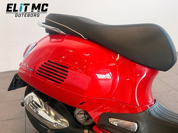 Piaggio Vespa GTS 3 of 21