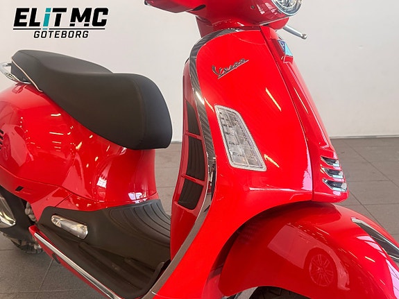 Piaggio Vespa GTS 2 of 21