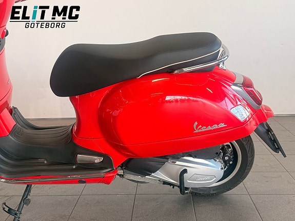 Piaggio Vespa GTS 15 of 21