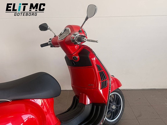 Piaggio Vespa GTS 8 of 21