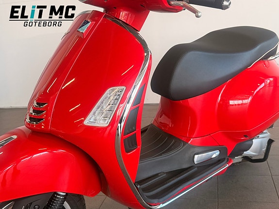 Piaggio Vespa GTS 17 of 21
