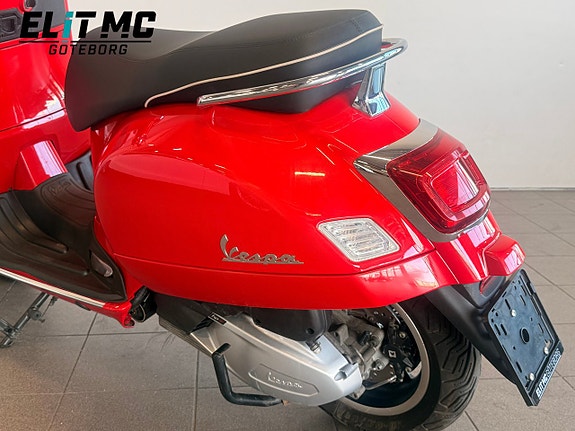 Piaggio Vespa GTS 12 of 21
