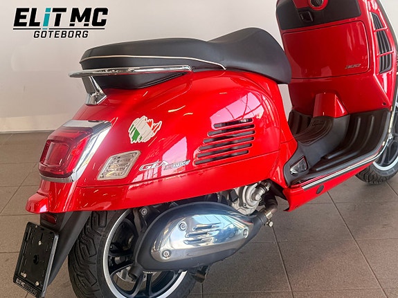 Piaggio Vespa GTS 9 of 21