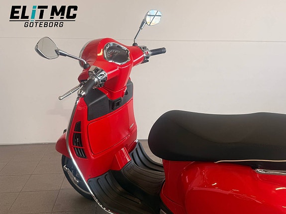Piaggio Vespa GTS 11 of 21