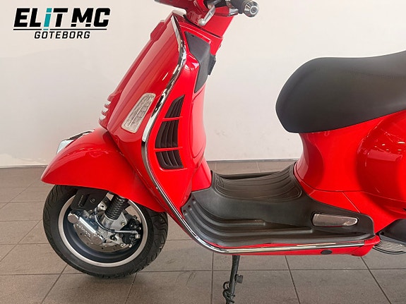 Piaggio Vespa GTS 14 of 21