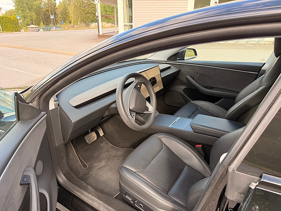 Tesla Model 3 3 of 5