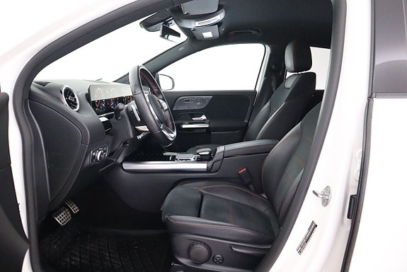 Mercedes-Benz GLA200 11 of 24