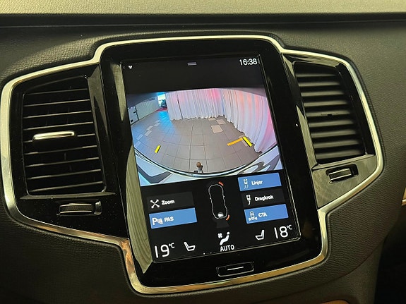 Volvo XC90 18 of 30