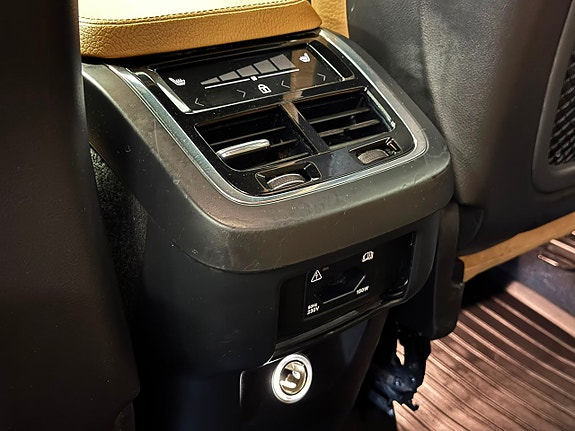Volvo XC90 30 of 30