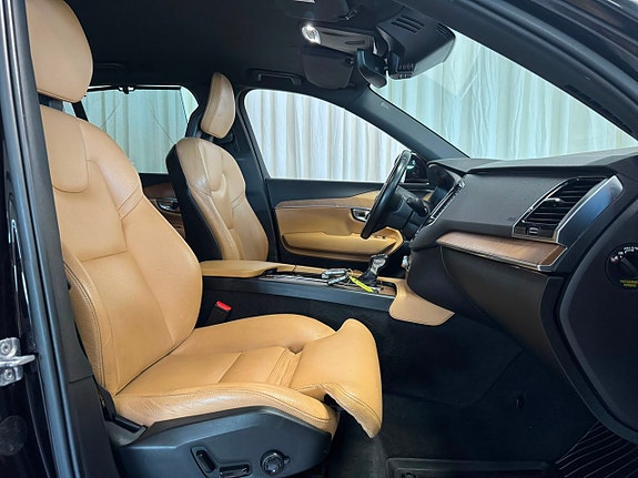Volvo XC90 10 of 30