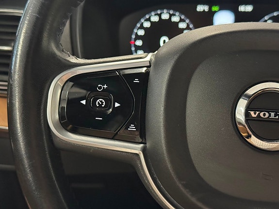 Volvo XC90 13 of 30