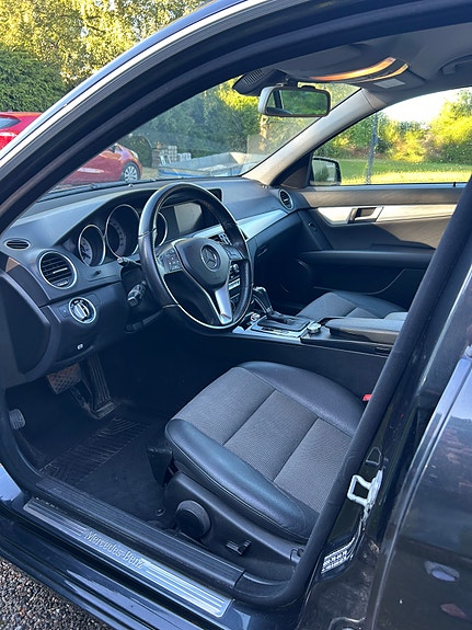 Mercedes-Benz C180 8 of 12