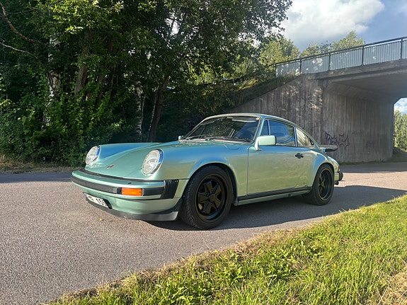 Porsche 911 4 of 8