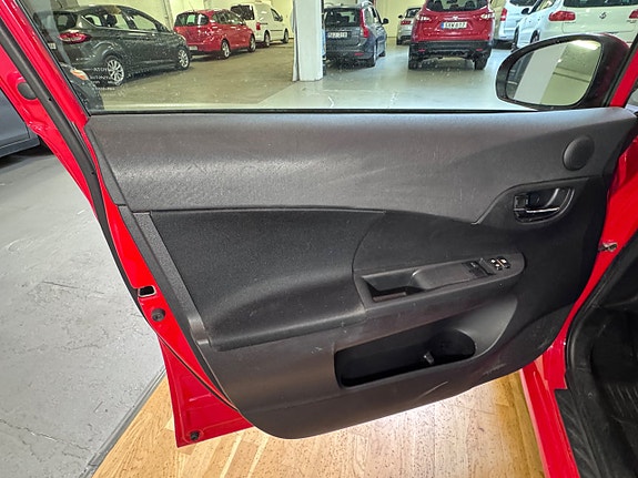 Toyota Verso-S 13 of 16
