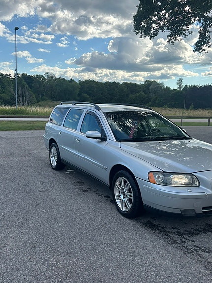 Volvo V70 3 of 7