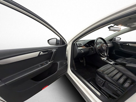 Volkswagen Passat Alltrack 12 of 30