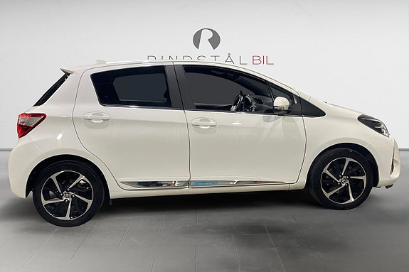 Toyota Yaris 8 of 17