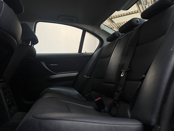 BMW 330d 12 of 16