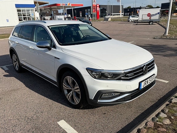 Volkswagen Passat Alltrack 2 of 5