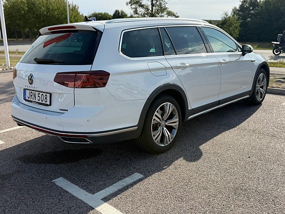 Volkswagen Passat Alltrack 3 of 5