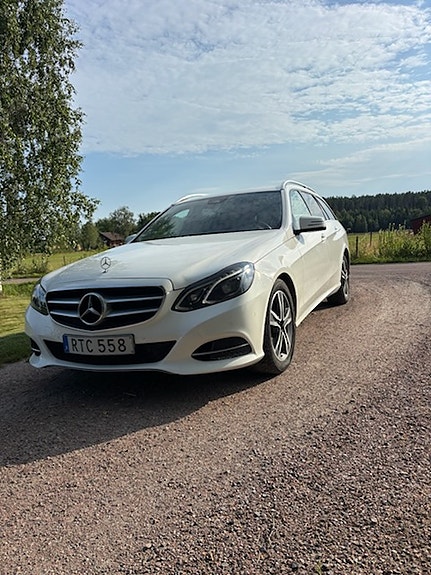 Mercedes-Benz E220 2 of 5