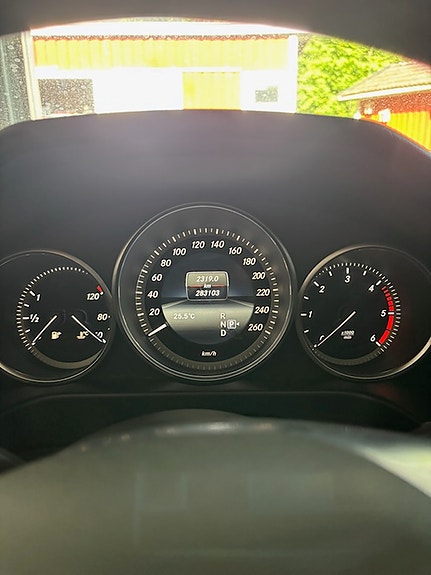 Mercedes-Benz E220 4 of 5