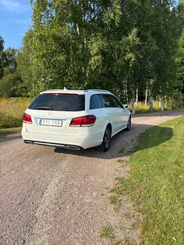 Mercedes-Benz E220 3 of 5