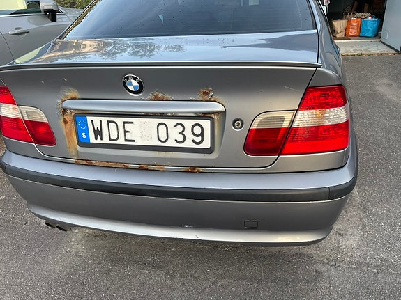 BMW 320i 2 of 11