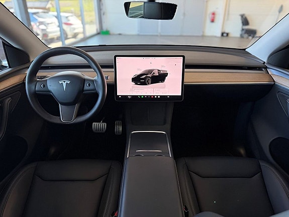 Tesla Model Y 7 of 23