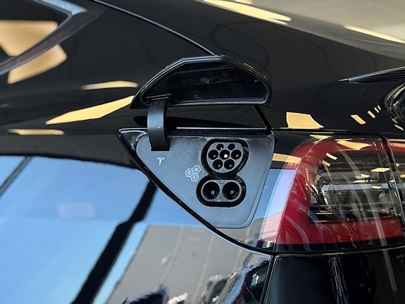 Tesla Model Y 21 of 23