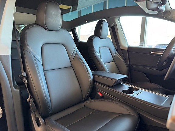 Tesla Model Y 9 of 23