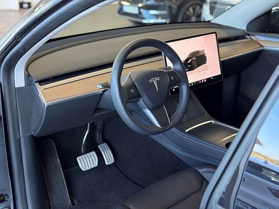 Tesla Model Y 6 of 23