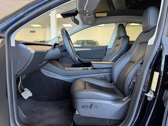 Tesla Model Y 5 of 23