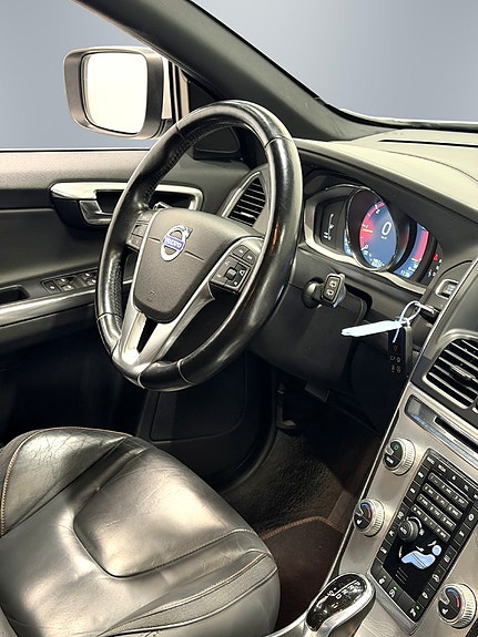 Volvo XC60 13 of 30