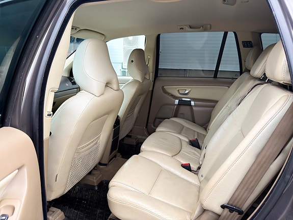 Volvo XC90 10 of 17