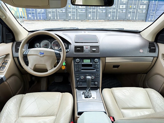 Volvo XC90 13 of 17