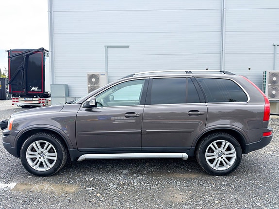 Volvo XC90 2 of 17